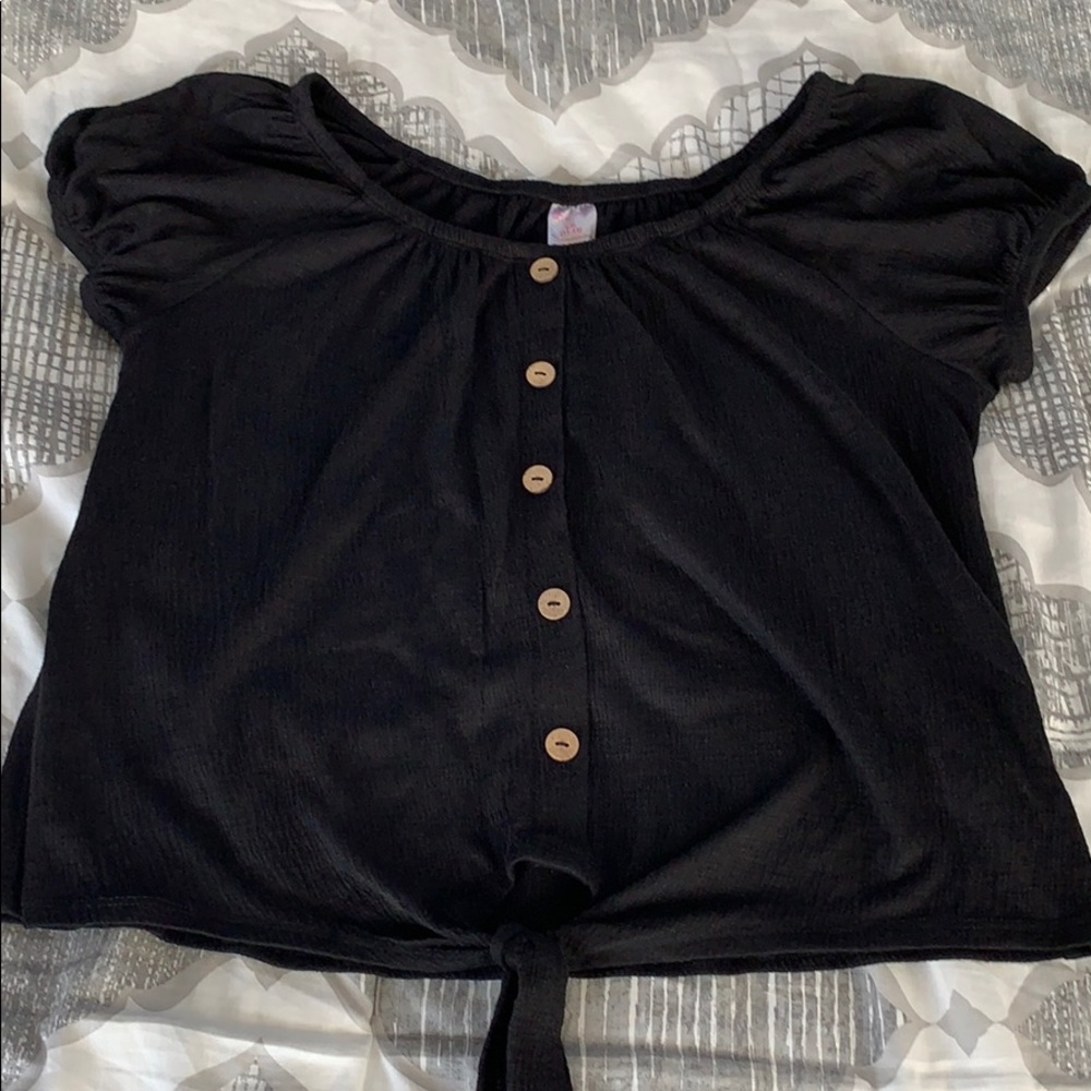 Black shirt sleeve shirt. Size: Large